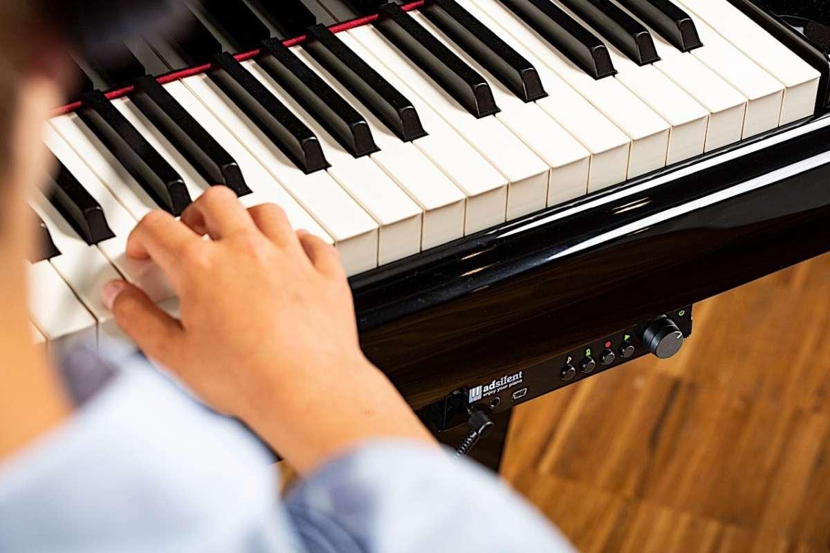 Sistema Adsilent per pianoforte a coda con seconda barra scappamento