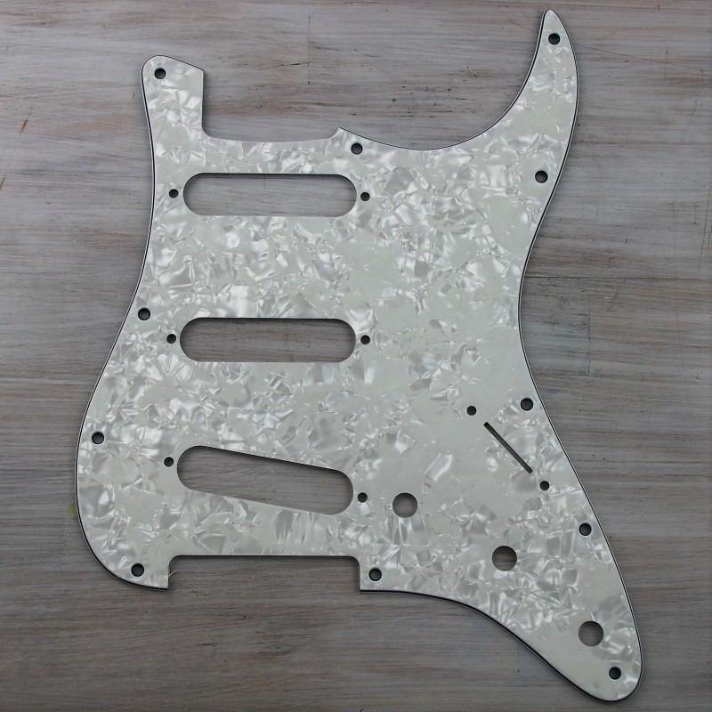 Pg03p battipenna bianco madreperla per stratocaster sss
