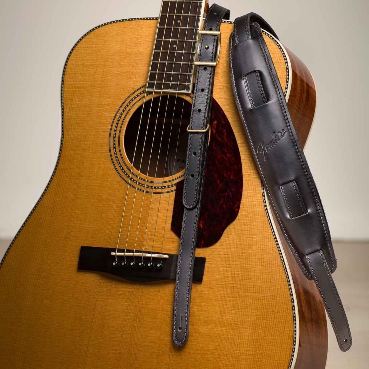 Fender mustang saddle black tracolla in pelle per chitarra