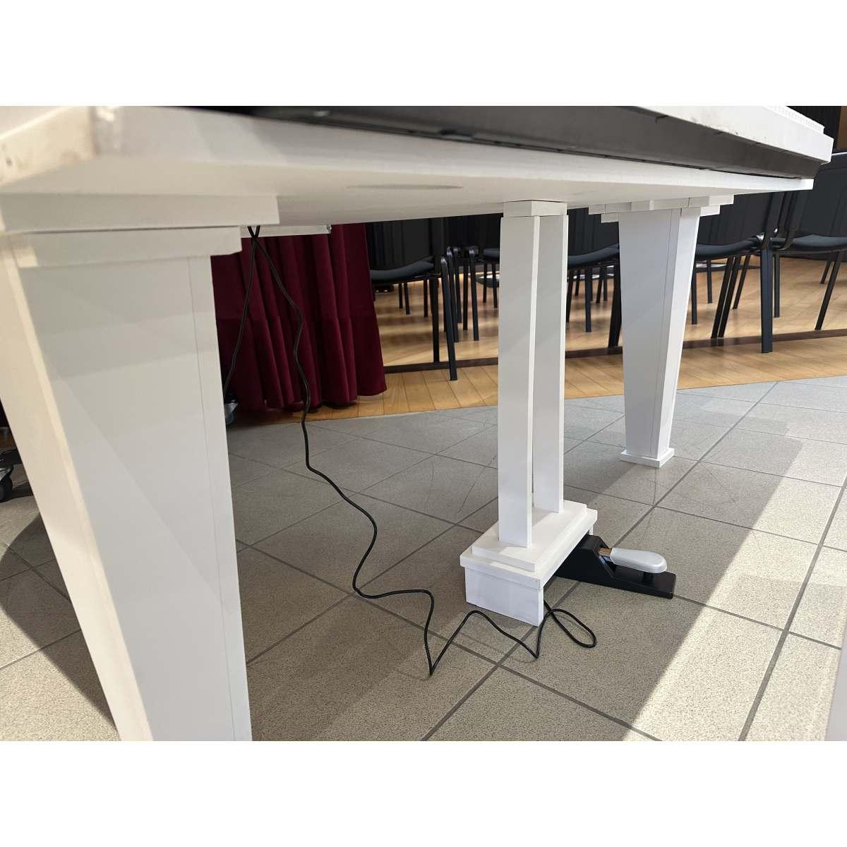 Pianoforte scenografico Coda Modello A135 finitura bianco satinato