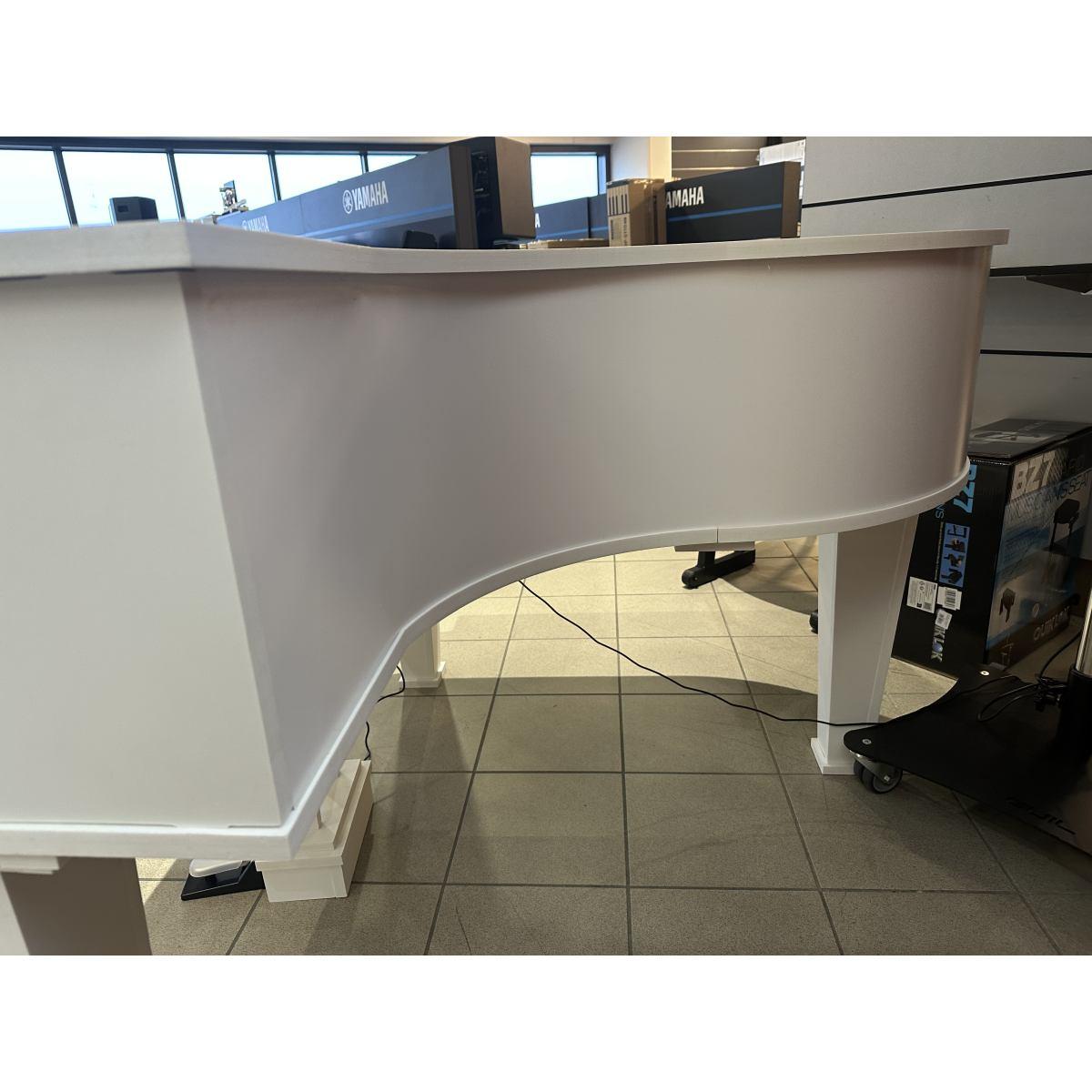 Pianoforte scenografico Coda Modello A135 finitura bianco satinato